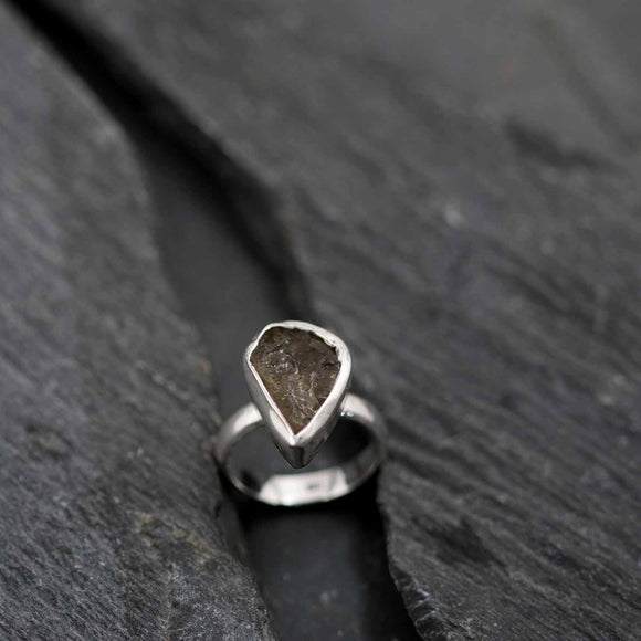 טבעת אבן למון קוורץ גולמי בשיבוץ כסף בעבודת יד