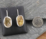 עגילי אבן סיטרין גולמי בשיבוץ כסף בעבודת יד