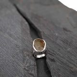 טבעת אבן סיטרין גולמי בשיבוץ כסף בעבודת יד
