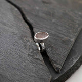 טבעת אבן רוז קוורץ גולמי בשיבוץ כסף בעבודת יד