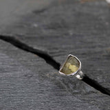 טבעת אבן למון קוורץ גולמי בשיבוץ כסף בעבודת יד